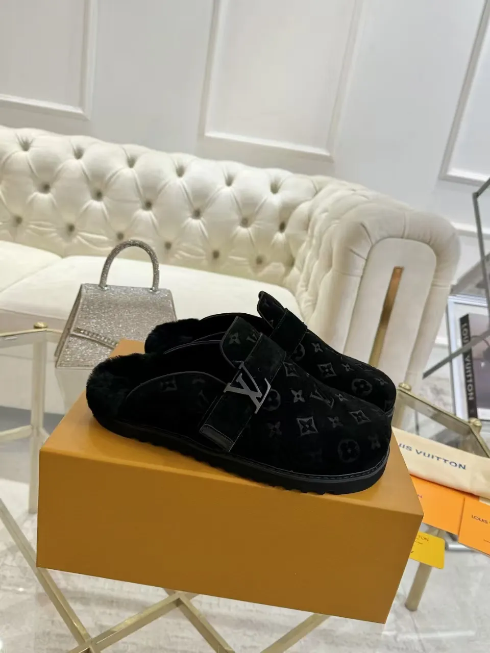 p600✨ LV Couple’s Wool Slippers｜Full of high-end feel, the soles of your feet are luxurious✨ We have achieved the ultimate restoration of the "higher version" of this pair of LV classic toe-toe slippers! 👫💫 🌟 The core advantages are clear at a glance: ✔️ Original jacquard + cowhide fabric, delicate texture, high-end at first glance; ✔️ 280% pure wool lining, wearing barefoot is like stepping on clouds ☁️, soft and skin-friendly and not sweaty; ✔️ Non-slip rubber bottom + three-dimensional toe design, super stable for walking, fashionable and practical!  👀 Must-have attention to detail: Belt buckle + classic LV presbyopic elements, revealing the aura of a big-name brand in a low-key manner ~ Whether it is a couple dating or a trip with besties, both of them are the focus when they go out👟💖 ✨ Easily match the wardrobe: jeans + sweaters, lazy and casual style ✔️ Coat + skirt, refined and elegant ✔️ One pair of shoes can handle a variety of styles, and the sense of luxury is never artificial ~ #LV slippers #couple outfit #High-End Customization #Quality Shoes Recommendation Fabric: Yangjing/classic jacquard fabric Lining: Imported wool lining Sole: Original rubber sole Size: Female 35-41 Male 38-46